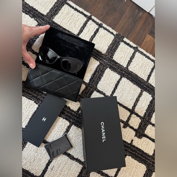 Chanel sunglasses in perfect condition. - Picture 4 of 11